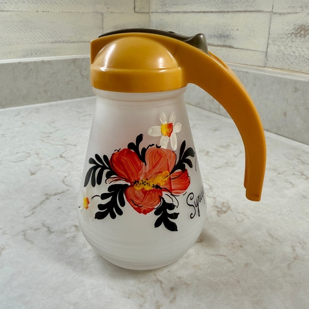 1950’S HAZEL ATLAS GLASS COMPANY, FROSTED GLASS SYRUP PITCHER.